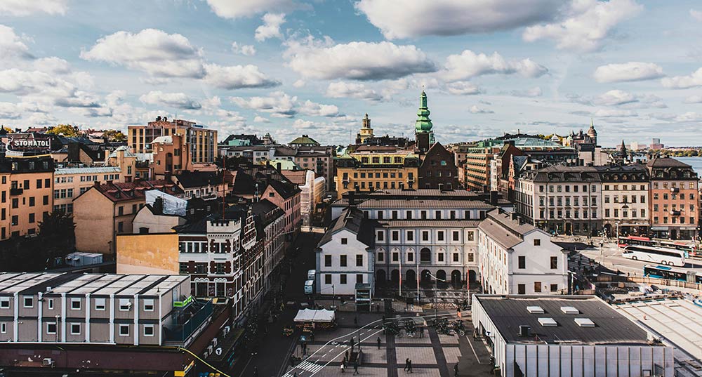 Panoramautsikt över Skarpnäck visar blandningen av bostäder och kommersiella byggnader, perfekt för dem som letar efter förråd i området.
